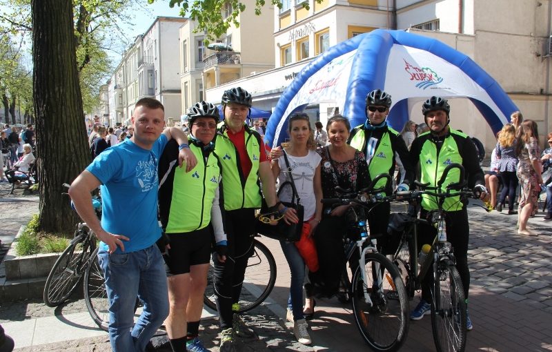 Rowerzyści wystartowali z Łeby. Słonecznie na trasie do Sławna